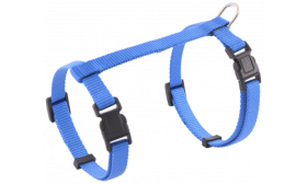Blue cat harness with adjustable straps and a sturdy metal D-ring for leash attachment, for secure and comfortable use.